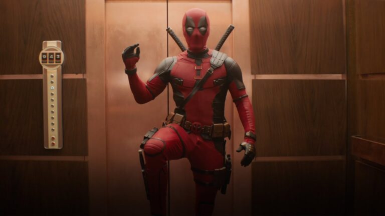 Ryan Reynolds se veste de Deadpool e insinua novos conteúdos.