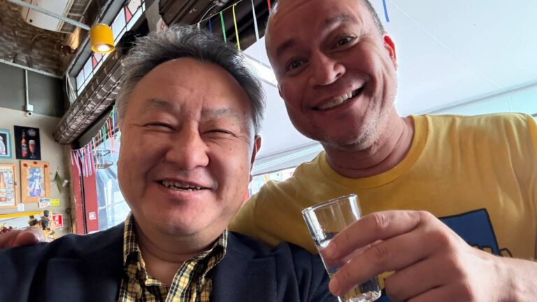 Shuhei Yoshida, ex-Playstation, desfruta de cachaça e cachorro-quente na Gamescom Latam