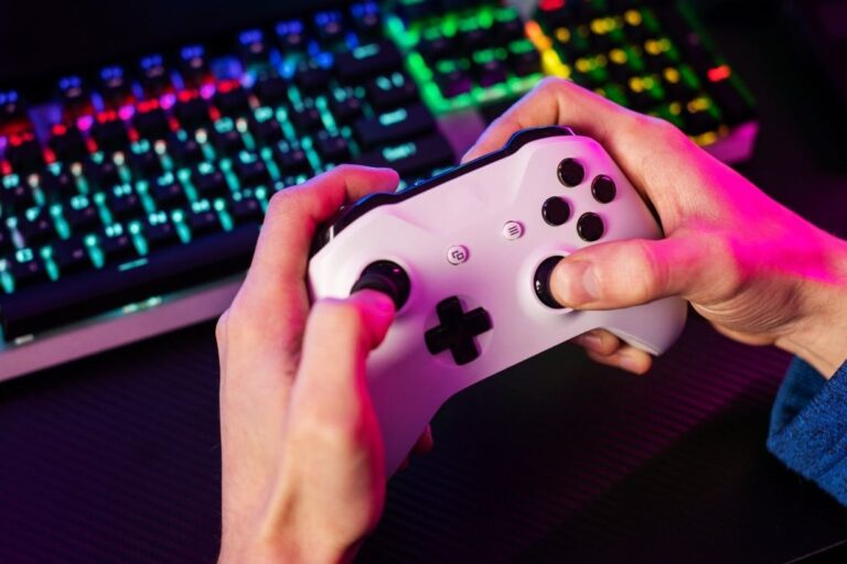 Desenvolvedores e jogadores se manifestam contra plataformas de pagamento que bloqueiam jogos adultos