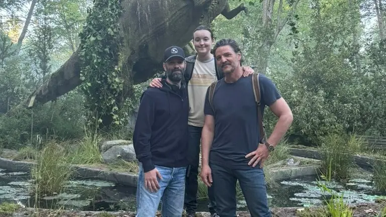 Neil Druckmann no set da segunda temporada de The Last of Us com Pedro Pascal e Bella Ramsey