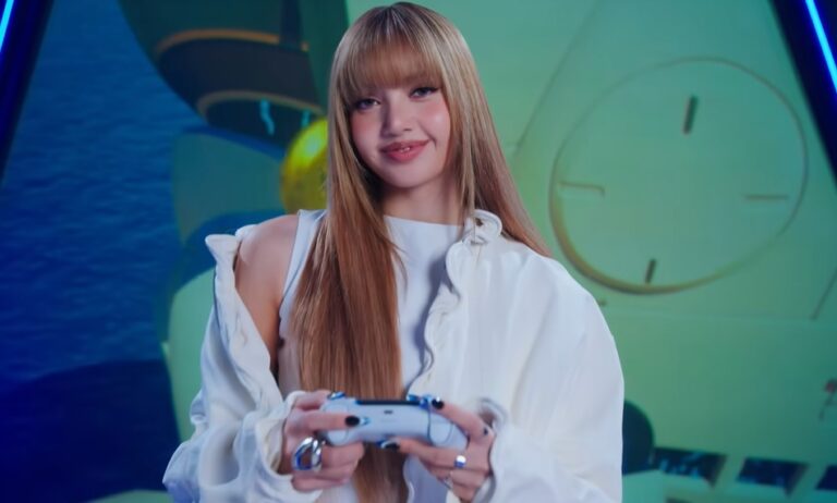 LISA é a Nova Embaixadora PlayStation: Mudança de Preto e Rosa para Azul