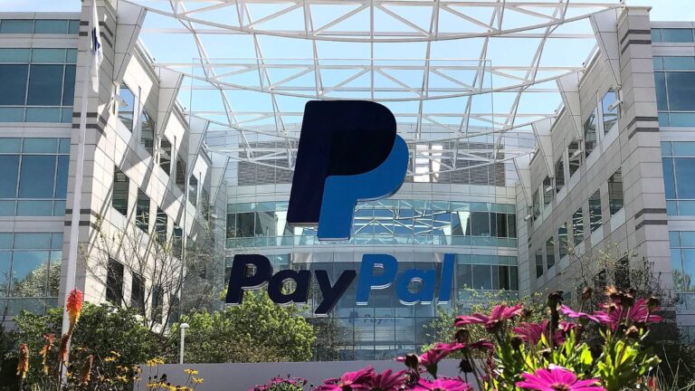PayPal é removido da Steam no Brasil e em outros países devido à polêmica sobre jogos para maiores de 18 anos.
