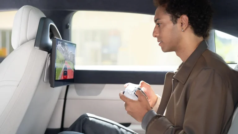 Sony e Honda permitem jogar PS5 dentro do carro