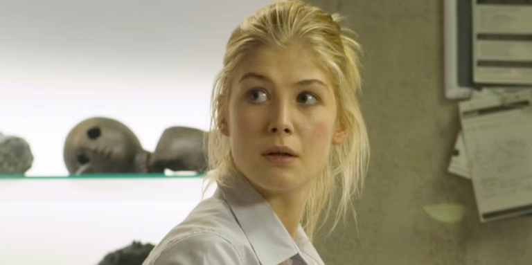 Rosamund Pike classifica Doom como um desastre completo